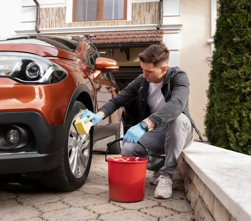 Lavage auto à domicile Sainte-Croix-en-Plaine : professionnel intervenant sur un véhicule
